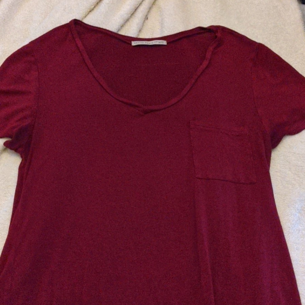 Plain burgundy pocket tee
